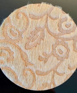 Glasuntersetzer aus gelasertem Kuhfell