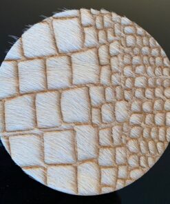 Glasuntersetzer aus gelasertem Kuhfell