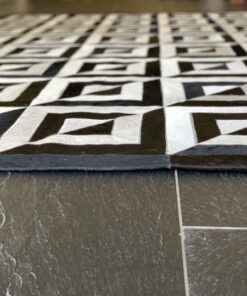 Mosaikteppich aus Kuhfell