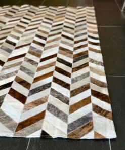 Mosaikteppich aus Kuhfell