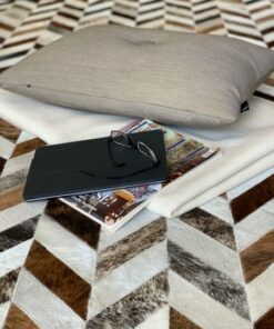 Mosaikteppich aus Kuhfell